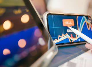 Trader de múltiples activos que analiza opciones de Bitcoin, Ethereum y forex
